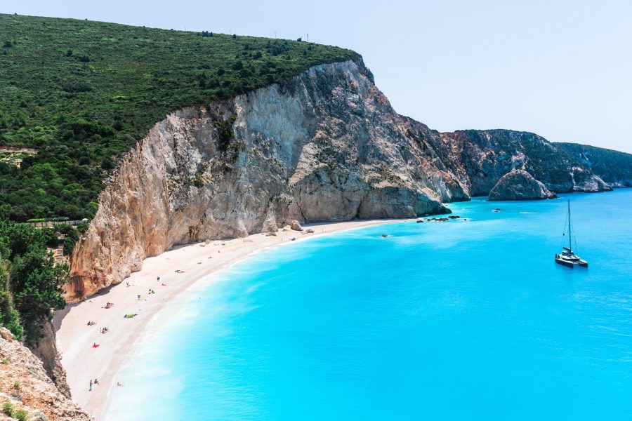 Η παραλία Πόρτο Κατσίκι στη Λευκάδα με τον λευκό βράχο και τα τιρκουάζ νερά