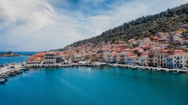 Η άγρια ομορφιά της Μάνης και η μεσαιωνική γοητεία της Μονεμβασιάς.