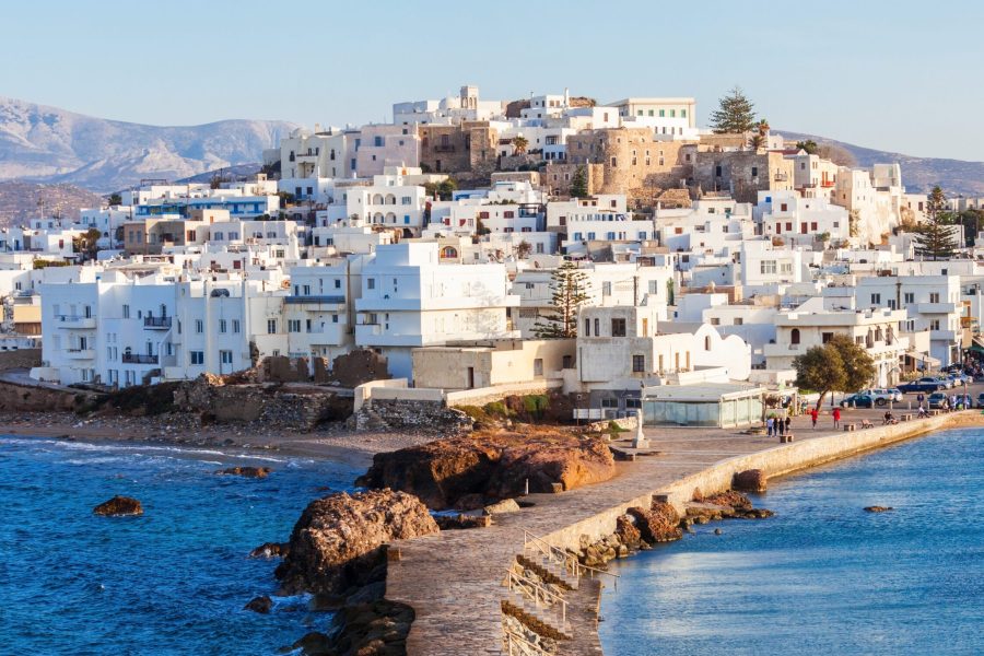 Η Χώρα της Νάξου με τα λευκά σπίτια αμφιθεατρικά και το πέτρινο μονοπάτι προς τη θάλασσα