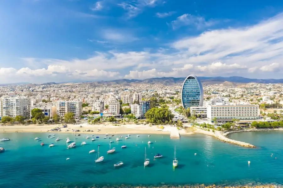 Η παραλία και ο σύγχρονος ορίζοντας της Λεμεσού με αγκυροβολημένα σκάφη