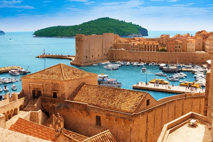 Το παλιό λιμάνι του Ντουμπρόβνικ μέσα από τα τείχη της πόλης