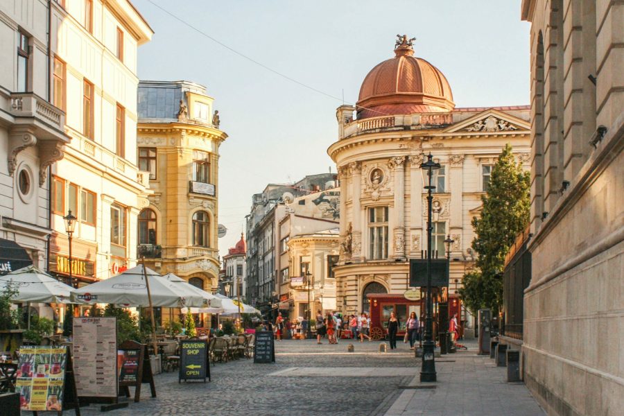 Πεζόδρομος στην παλιά πόλη του Βουκουρεστίου με νεοκλασικά κτίρια και τραπεζάκια καφέ