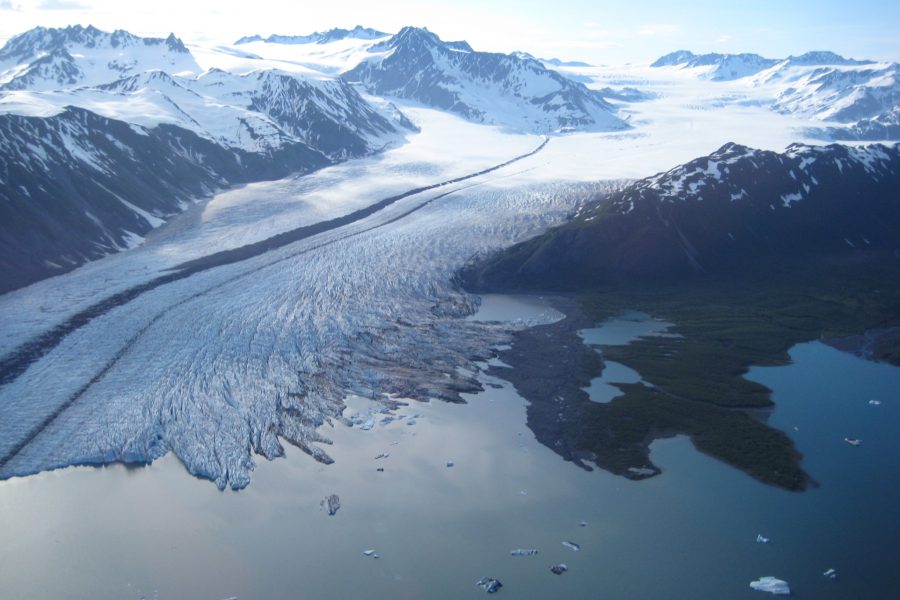 Ο παγετώνας Bear Glacier στο εθνικό πάρκο Κενάι Φιόρδς στην Αλάσκα, με παγόβουνα στη λιμνοθάλασσα