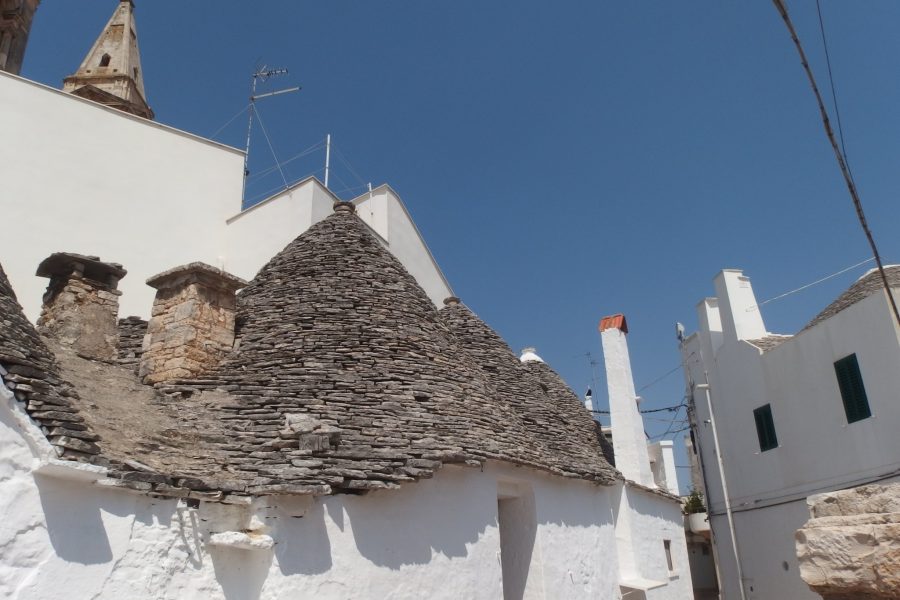 Τα χαρακτηριστικά πέτρινα τρούλι με τις κωνικές στέγες στο Αλμπερομπέλο της Απουλίας