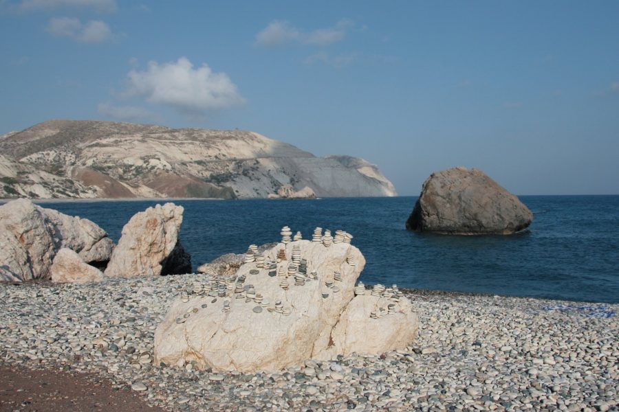 Ο Βράχος της Αφροδίτης στην ακτή της Κύπρου, με τα κύματα να σκάνε γύρω του
