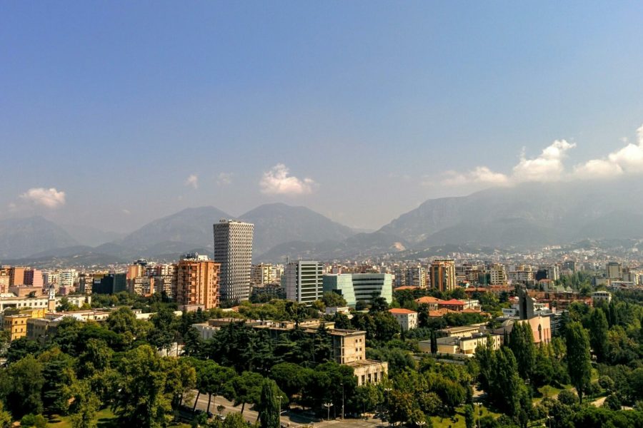 Τα Τίρανα με τα βουνά στο βάθος