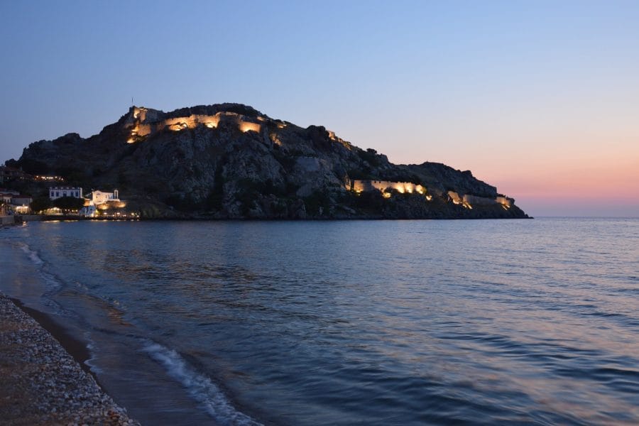 Το Κάστρο της Μύρινας πάνω από την παραλία, Λήμνος
