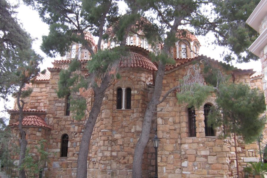 Το πέτρινο καθολικό της Ιεράς Μονής Αγίου Εφραίμ στη Νέα Μάκρη, ανάμεσα στα πεύκα