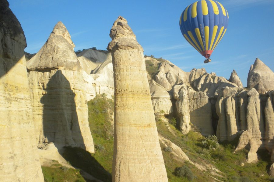 Fairy_chimneys_in_Cappadocia_-_panoramio