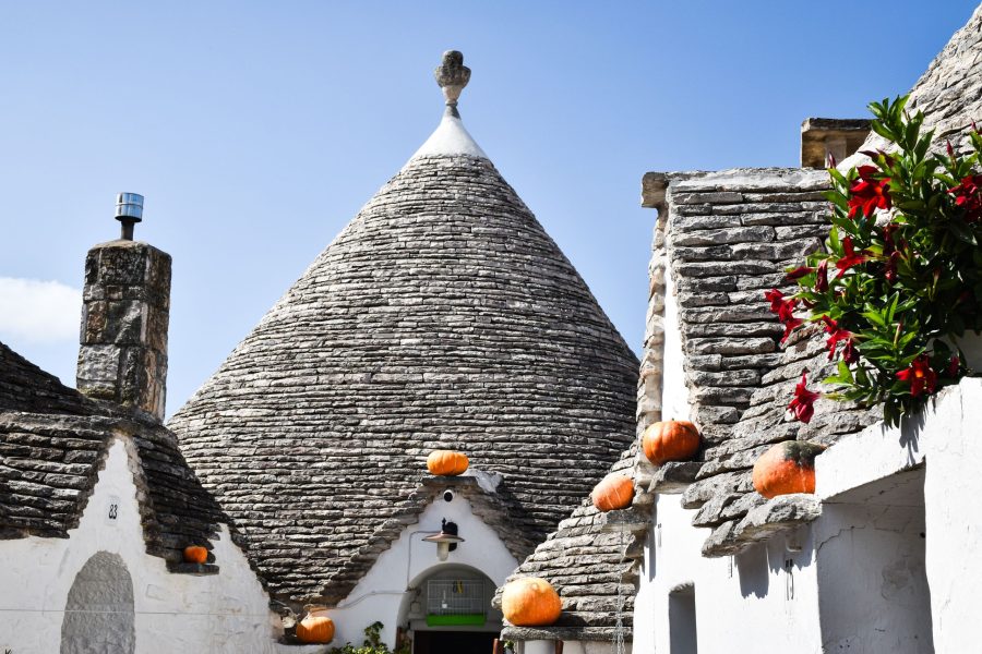 Τα λευκά τρουλόσπιτα (trulli) του Αλμπερομπέλο στην Απουλία της Κάτω Ιταλίας