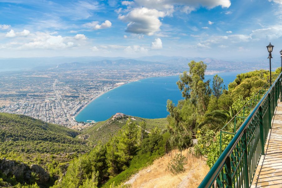 Λουτράκι από ψηλά, ο κόλπος και η πόλη