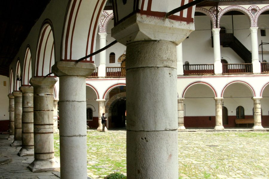 Εσωτερική αυλή της Ιεράς Μονής Ρίλας, Βουλγαρία