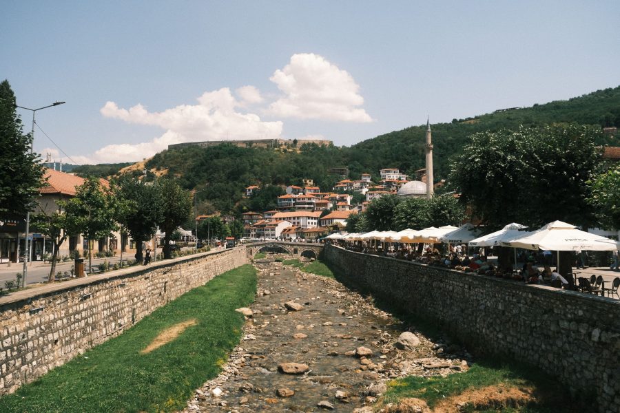 Το Πρίζρεν του Κοσόβου με το παλιό πέτρινο γεφύρι και το ποτάμι