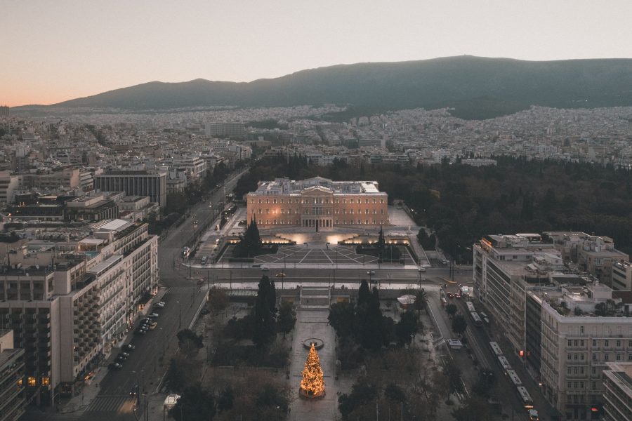Αθήνα, η πλατεία Συντάγματος με το χριστουγεννιάτικο δέντρο