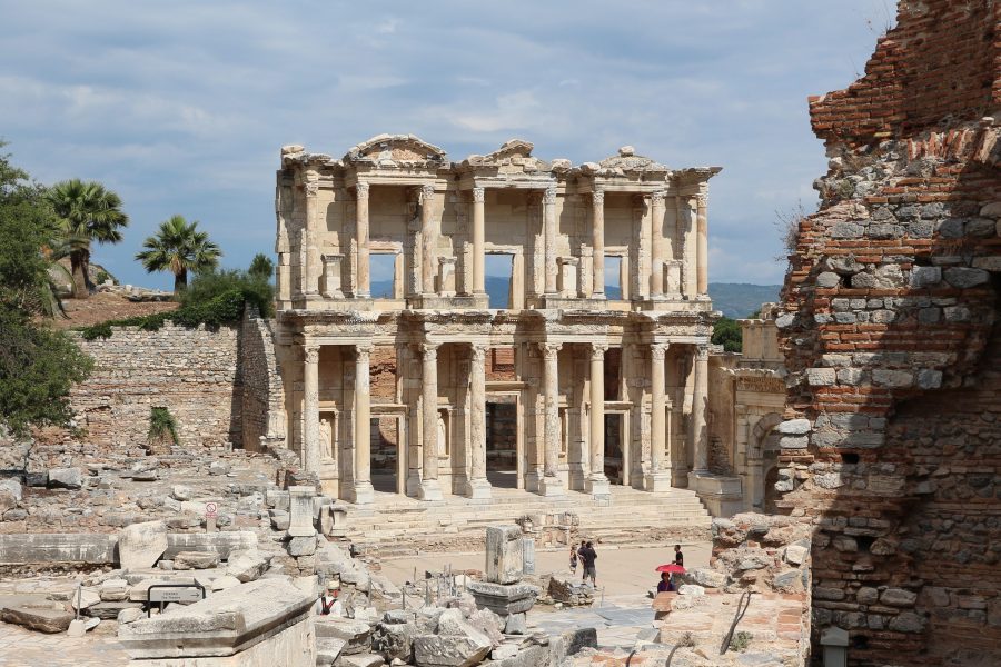 Η πρόσοψη της Βιβλιοθήκης του Κέλσου στην αρχαία Έφεσο