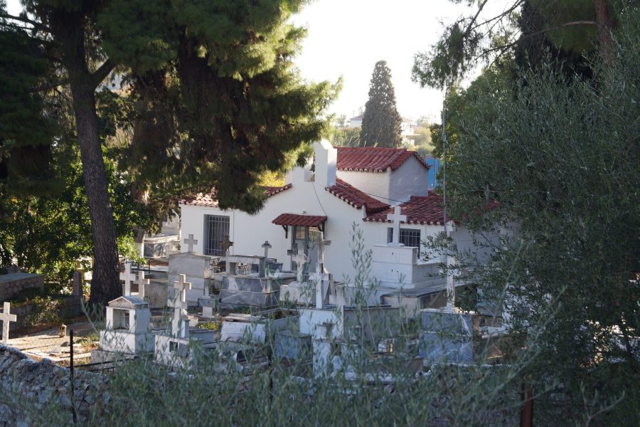 Η Ερμιόνη με τα καΐκια και το πευκόφυτο Μπίστι