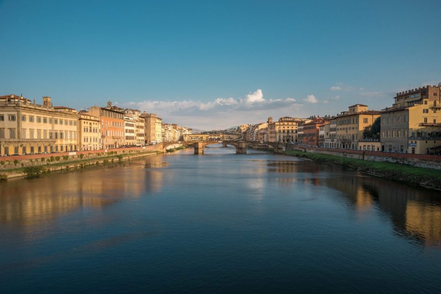 Ο ποταμός Άρνος στη Φλωρεντία με την Ponte Vecchio στο βάθος