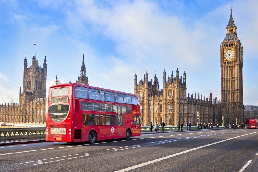 Κόκκινο λεωφορείο μπροστά στο Westminster, Λονδίνο