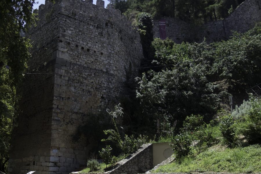 Το κάστρο της Λιβαδειάς πάνω από τον ποταμό Ερκύνα