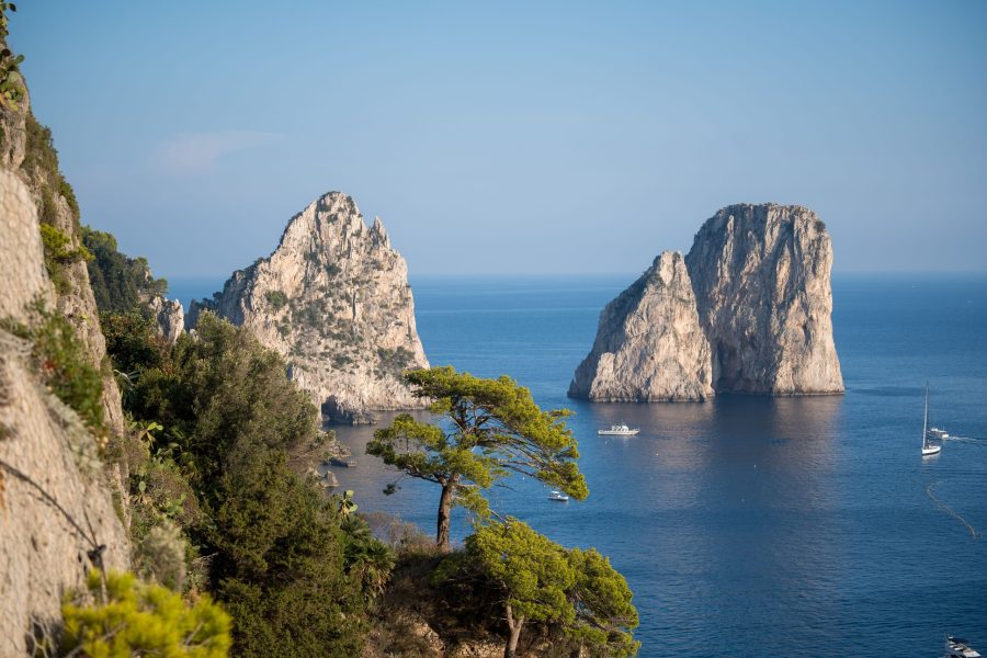 Οι βράχοι Φαραλιόνι στο Κάπρι