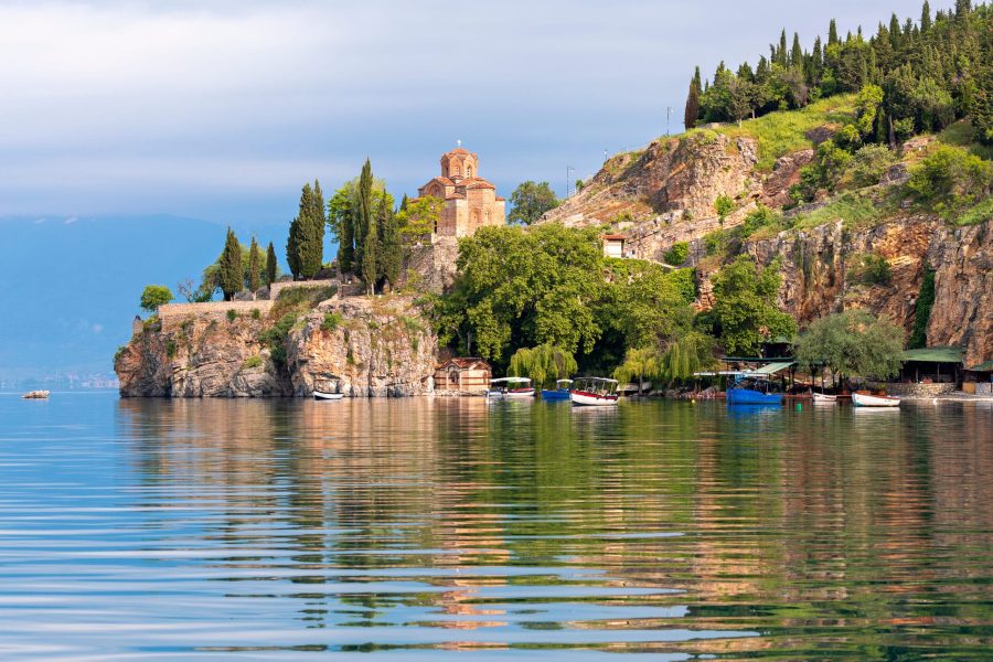 Η εκκλησία του Αγίου Ιωάννη στο Κάνεο πάνω από τη λίμνη της Οχρίδας