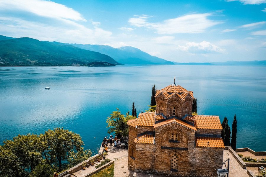 Οχρίδα – ο Άγιος Ιωάννης του Κανέου πάνω από τη λίμνη