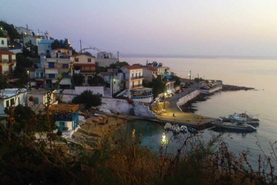 Ο παραθαλάσσιος οικισμός Αρμενιστής στην Ικαρία