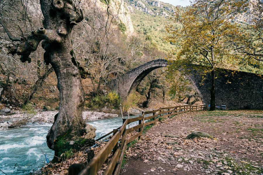 Παραδοσιακό πέτρινο τοξωτό γεφύρι στην Πύλη, κοντά στο Περτούλι και την Ελάτη