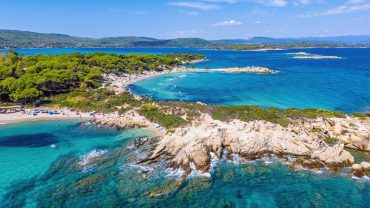 Αεροφωτογραφία ελληνικής ακτής με τιρκουάζ όρμους — έμπνευση για το επόμενο ταξίδι