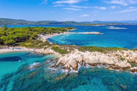 Αεροφωτογραφία ελληνικής ακτής με τιρκουάζ όρμους — έμπνευση για το επόμενο ταξίδι