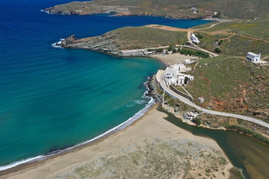 Ο όρμος της Κολυμπήθρας στην Τήνο από ψηλά