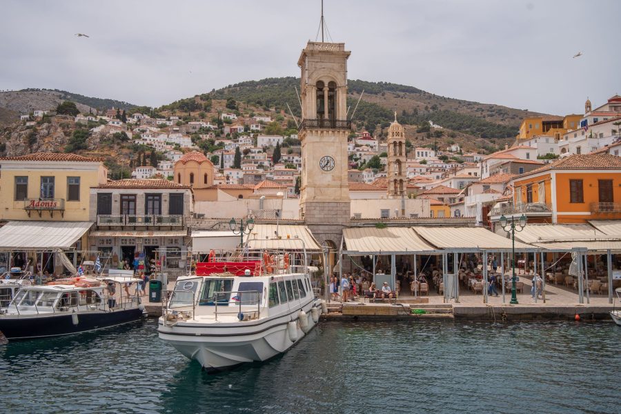 Το λιμάνι της Ύδρας με τον πύργο του ρολογιού