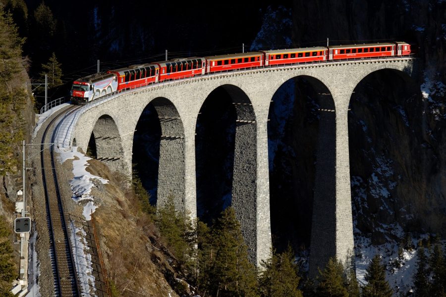 Το αλπικό τρένο στη γέφυρα Landwasser της γραμμής Albula